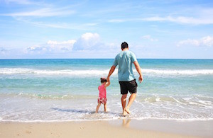 Ein Vater mit Tochter reise